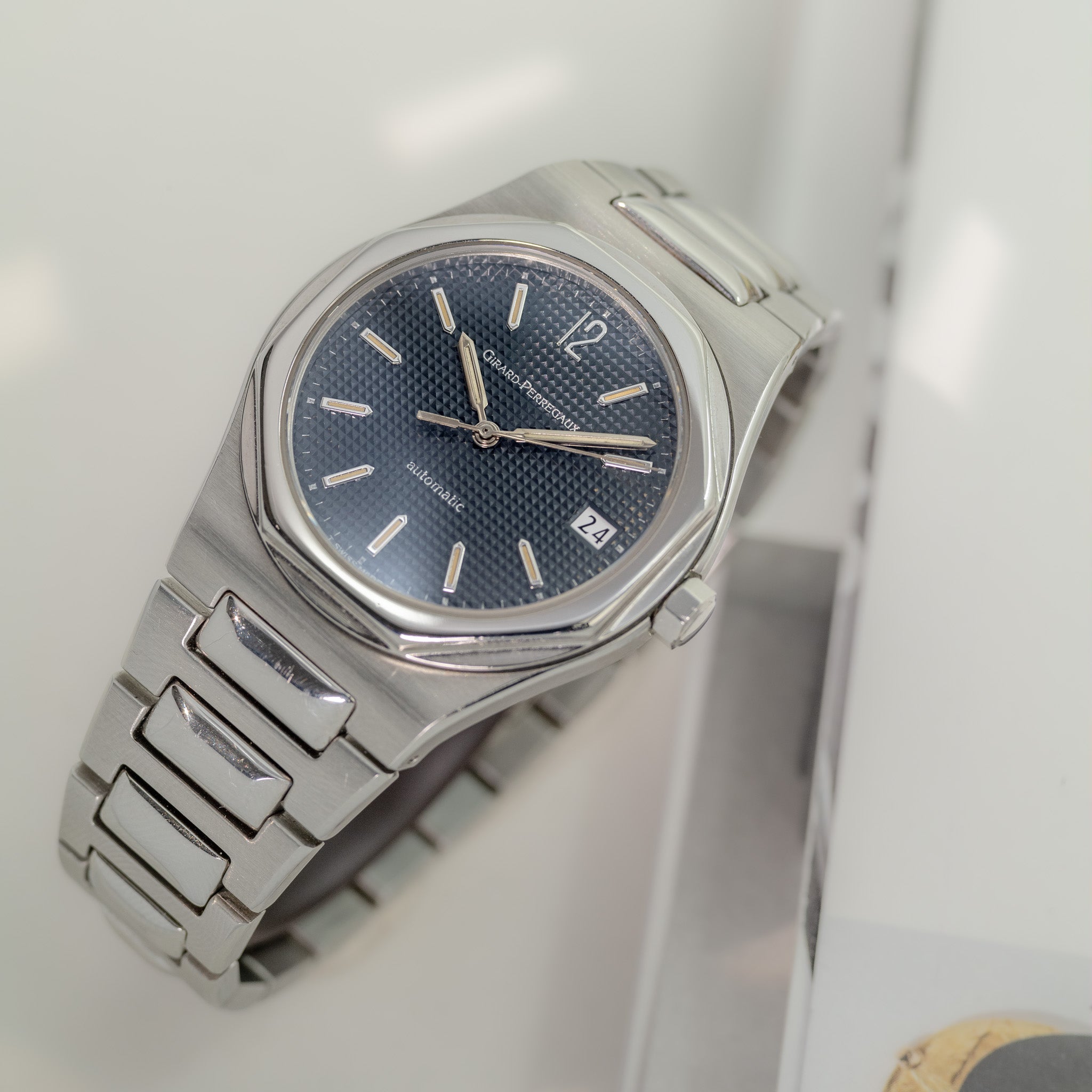 Girard-Perregaux Laureato Reference 8010